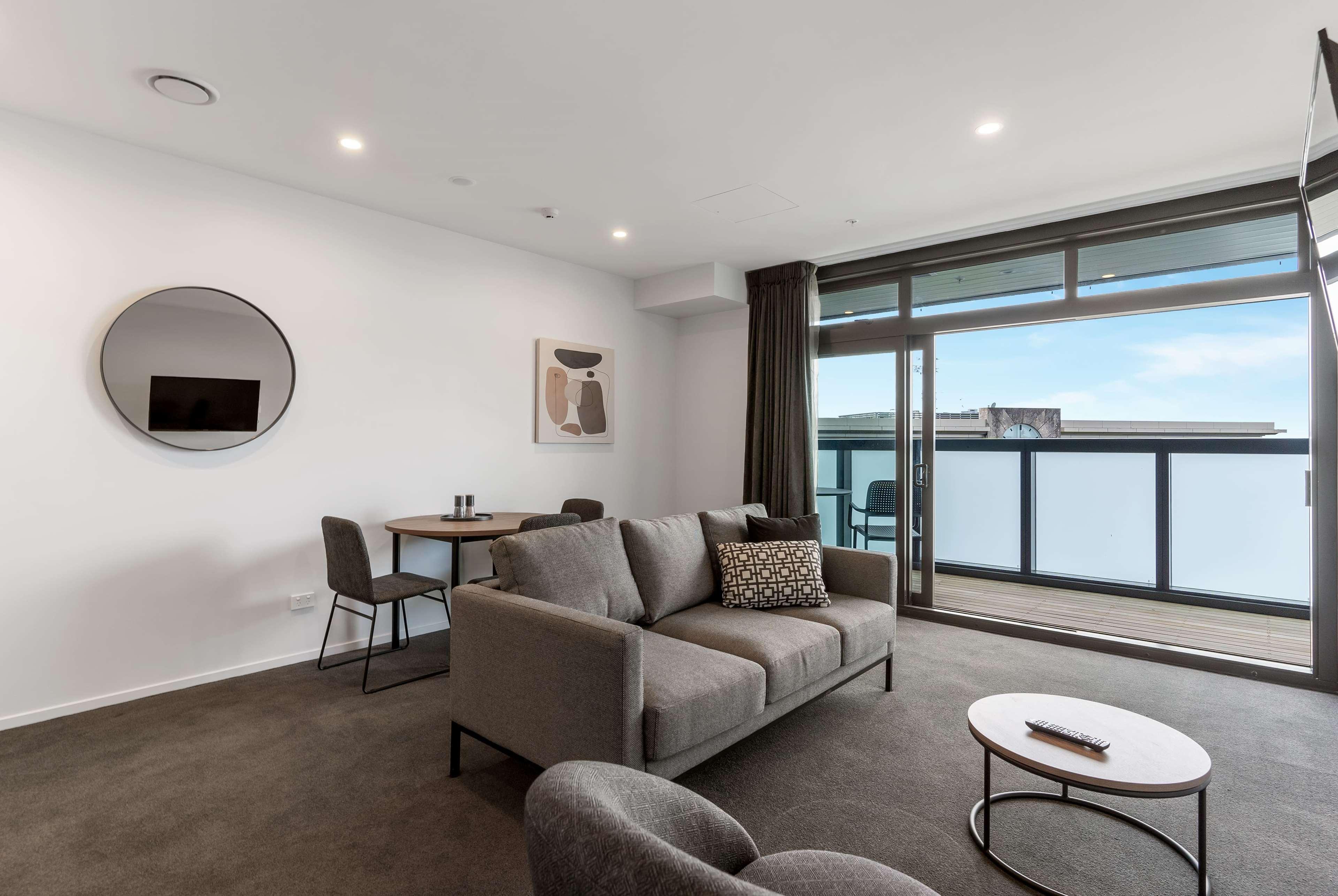 Ramada By Wyndham Newmarket Auckland Extérieur photo