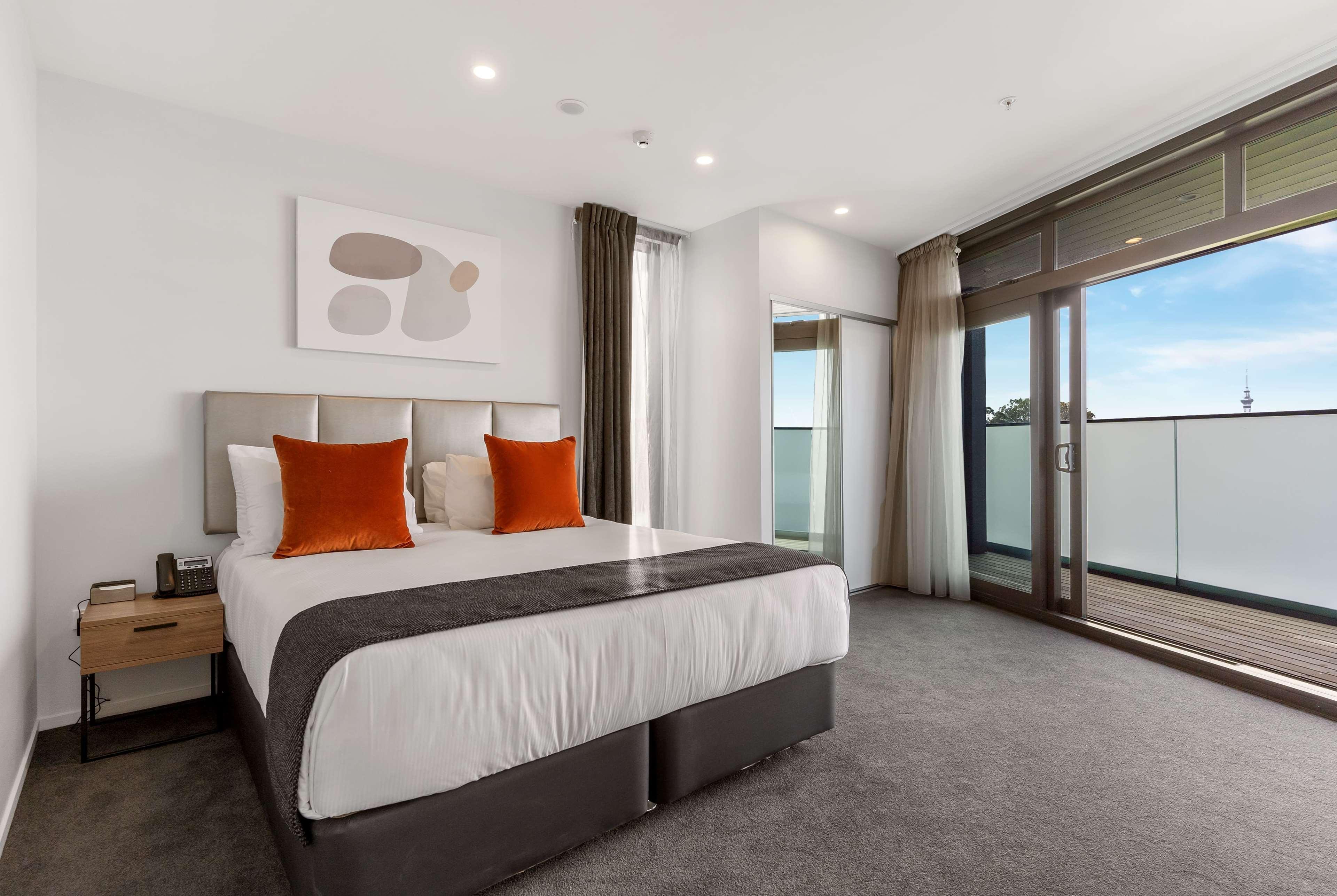 Ramada By Wyndham Newmarket Auckland Extérieur photo
