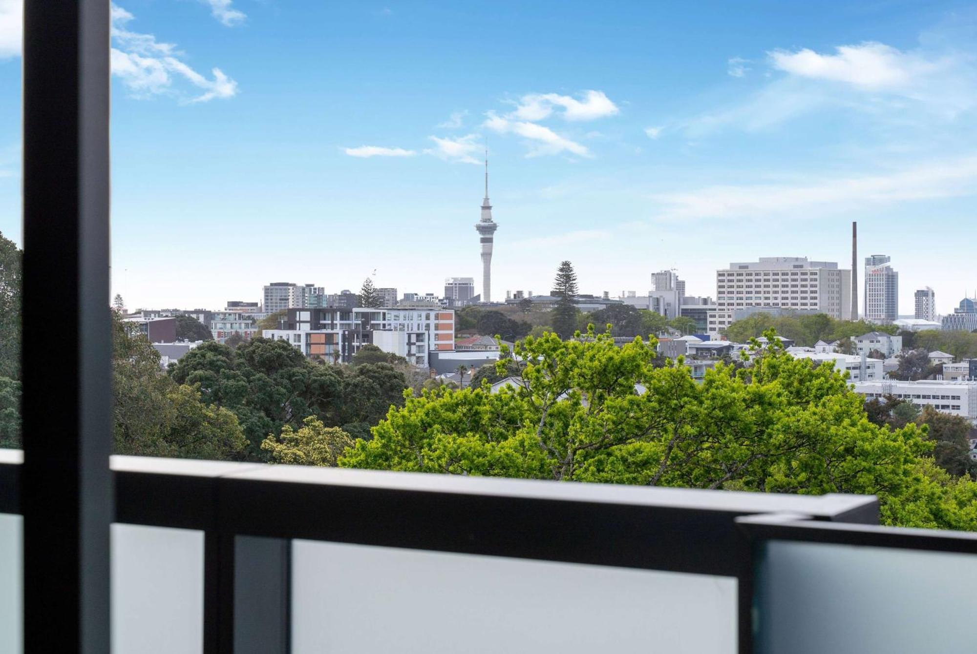 Ramada By Wyndham Newmarket Auckland Extérieur photo
